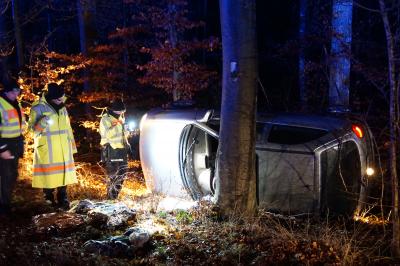 Weil im Schoenbuch: Nasse Fahrbahn und zu schnell - 24jaehrige kommt von Fahrbahn ab und kracht in Wald.